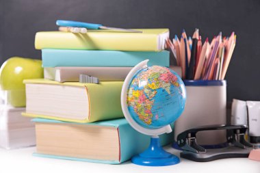 geri okul malzemeler için tablo  