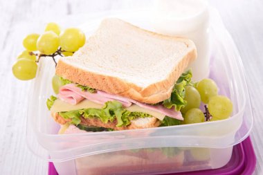 sandviç ve üzüm kutusu