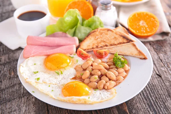 Английский Завтрак Тостами Бобами Беконом — стоковое фото
