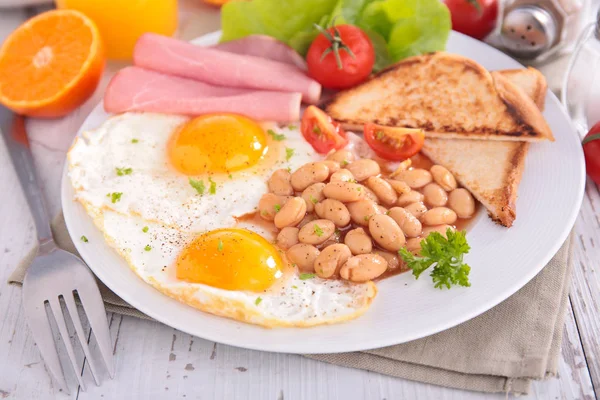 Desayuno Inglés Con Tostadas Frijoles Tocino —  Fotos de Stock