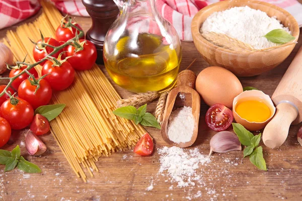 Raw Spaghetti Ingredients Wooden Background — Stock Photo, Image