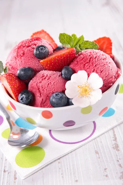 kase dondurma topları ve meyve