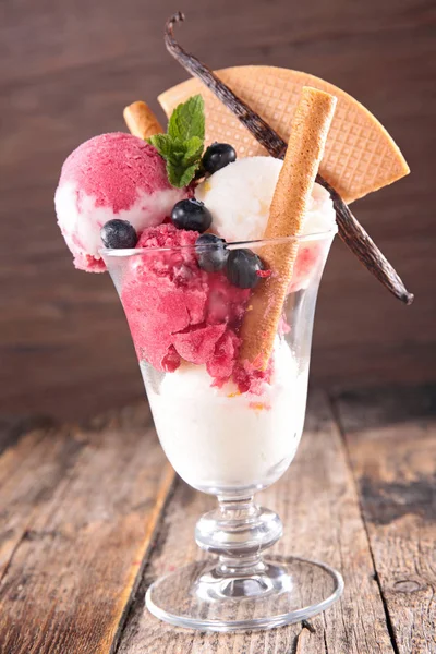 dondurma, bisküvi ve ahşap arka plan üzerinde yaban mersini