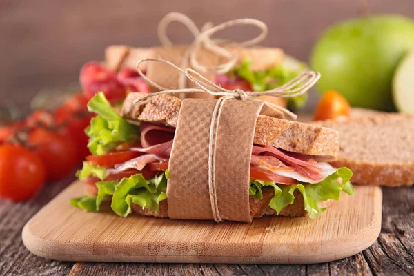 Jambon ve salata sandviç