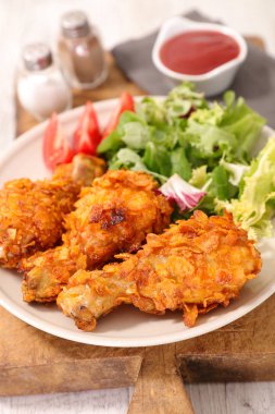 Sebzeli kızarmış tavuk bacağı.