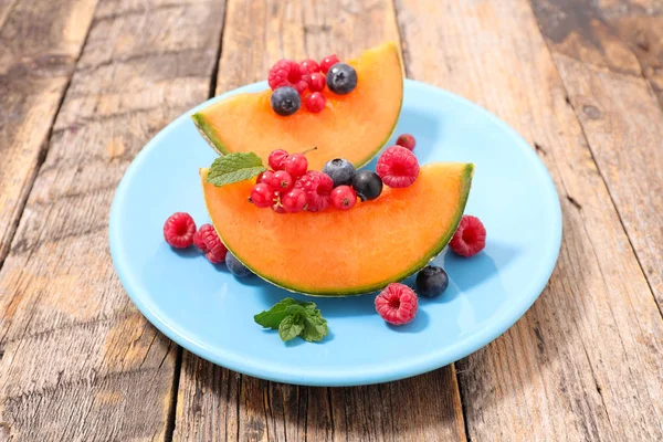 kavun dilimleri ve berry