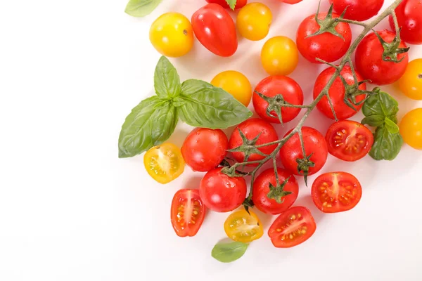 Çeri domates ve fesleğen