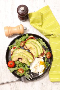 Avokado kızarmış ekmek ve yumurta tuz ve biber ile