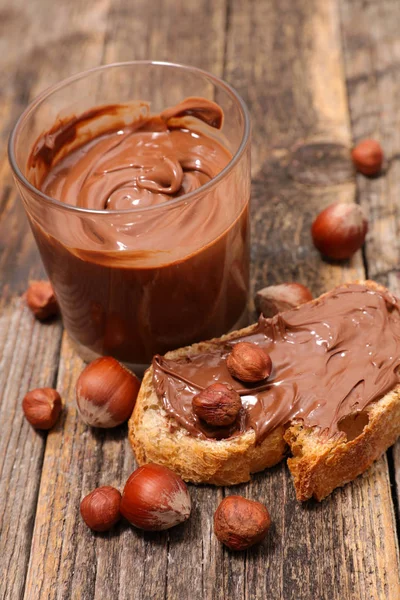 ekmek ve çikolata yayıldı