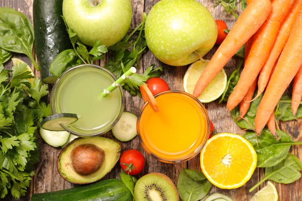 Suco Frutas Sortidas Fundo Madeira — Fotografia de Stock