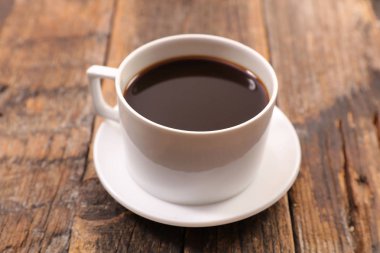 ahşap zemin üzerinde kahve fincanı