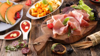 Prosciutto jambonu, peynir ve kavun