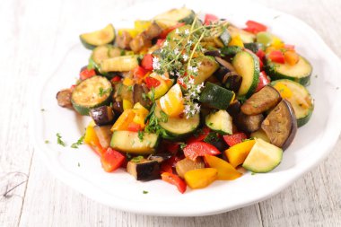 Ratatouille, ızgara sebze ve kekik