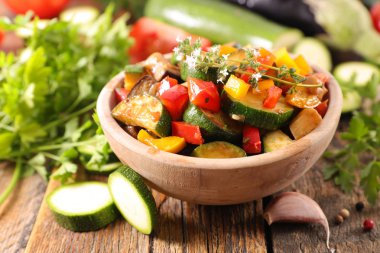 yakın çekim ızgara sebze ve kekik