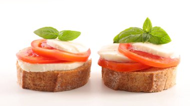 Domates, mozzarella ve fesleğenli bruschetta.