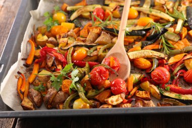 Fırında kızartma sebze yakın çekim yukarı