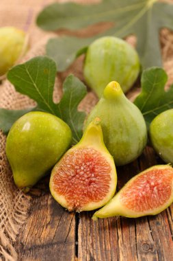 yakın çekim fotoğraf ahşap masa yapraklarda ve taze incir