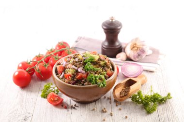mercimek salatası domates, avokado ve soğan ile yakın çekim fotoğraf