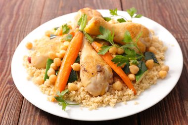 Kuskus tavuk ve sebze yakın çekim fotoğraf