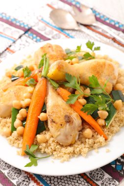 Kuskus tavuk ve sebze yakın çekim fotoğraf