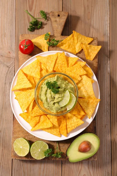 Detailní Foto Tortila Čipu Guacamole Stole — Stock fotografie