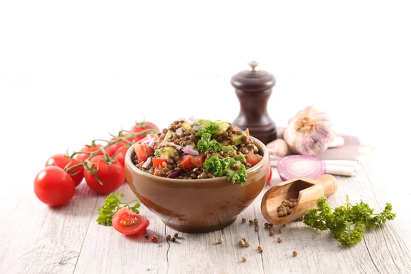 Nahaufnahme Von Linsensalat Mit Tomate Avocado Und Zwiebel — Stockfoto