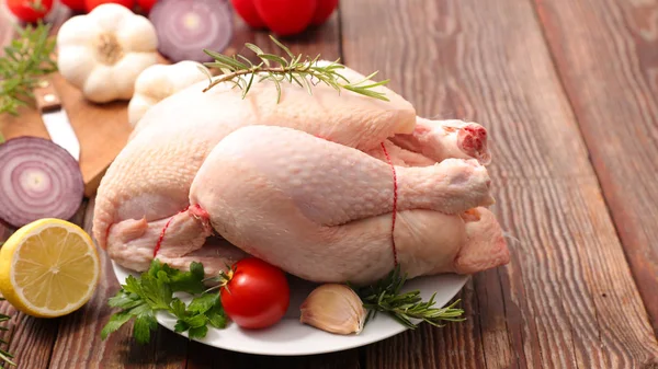 Foto Close Ayam Mentah Dan Sayuran — Stok Foto
