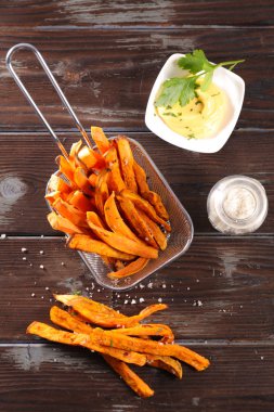 arka plan üzerinde tatlı patates kızartması