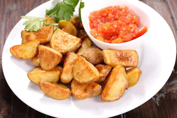 Rostad Potatis Och Kryddig Tomatsås — Stockfoto