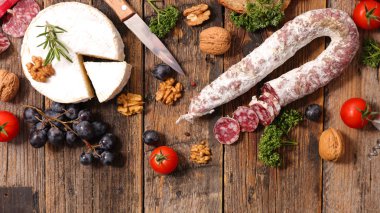 Camembert ve salam arka plan üzerinde Kapat