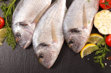 çiğ dorado balık ve baharatlar
