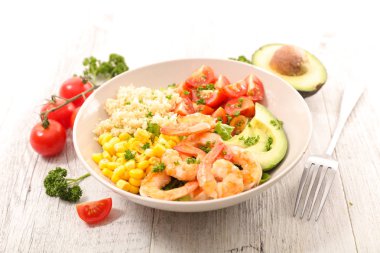 karışık sebze salatası ve karides arka plan üzerinde yakın çekim