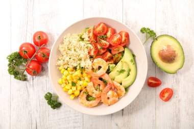 karışık sebze salatası ve karides arka plan üzerinde yakın çekim