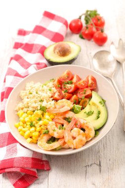 karışık sebze salatası ve karides arka plan üzerinde yakın çekim