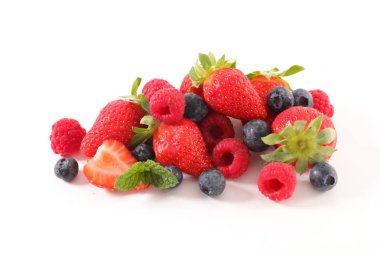 Beyaz arka plan üzerinde çilek meyve