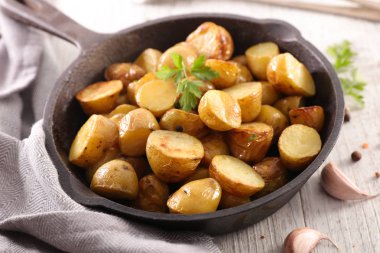 kavrulmuş patates ve bitki arka plan üzerinde Kapat