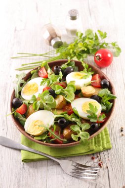 arka plan üzerinde yumurta ile sebze salatası,