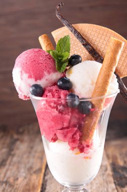 Tatlı dondurma çilek ile cam servis