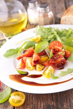 domates salatası ve fesleğen arka plan üzerinde,