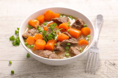 sığır eti güveç ve havuç beyaz kase kase