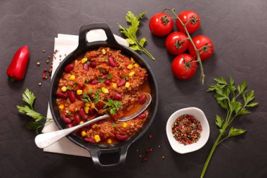 Chili con carne karanlık masada domates ile