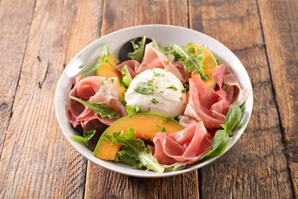 Melon Med Mozzarella Och Skinka Bakgrunden Närbild — Stockfoto