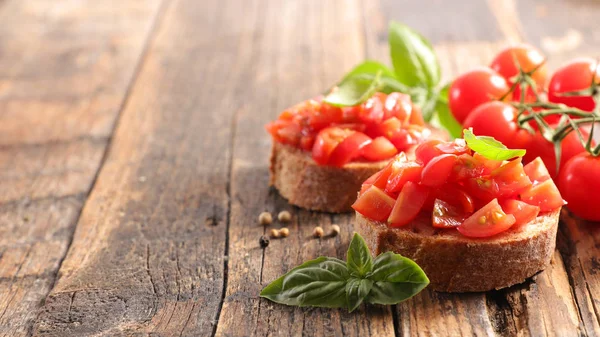 Bruschettas Com Tomate Manjericão — Fotografia de Stock