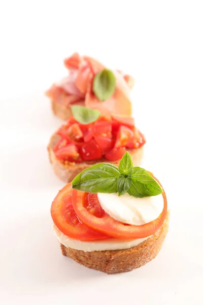 Bruschettas Com Tomate Queijo Manjericão — Fotografia de Stock