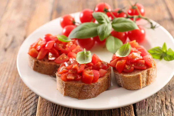 Bruschetta Pomidorami Bazylia Tle — Zdjęcie stockowe