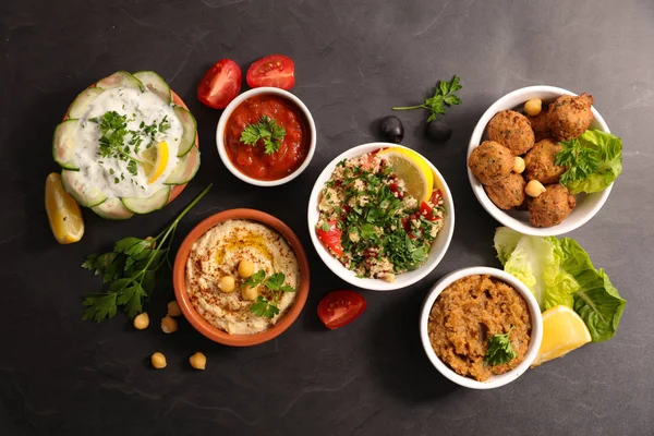 Разнообразные Ливанские Блюда Темном Фоне — стоковое фото