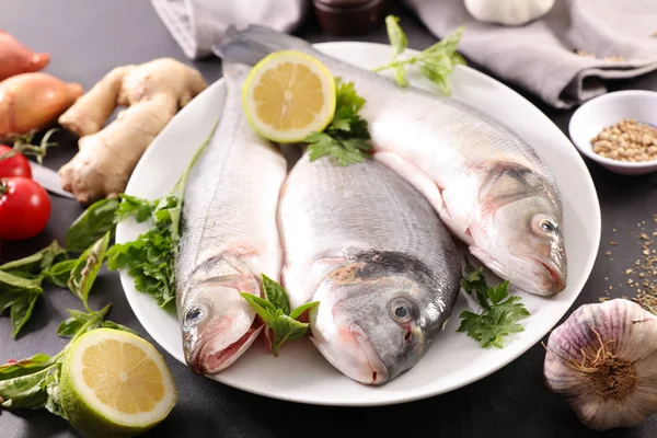 Pescado Crudo Limón Sobre Fondo Cerca — Foto de Stock