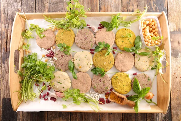 ahşap masa arka plan ev yapımı vejetaryen biftek dilimleri