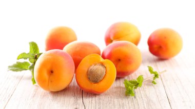 taze kayısı ve ahşap masa arka plan üzerine nane