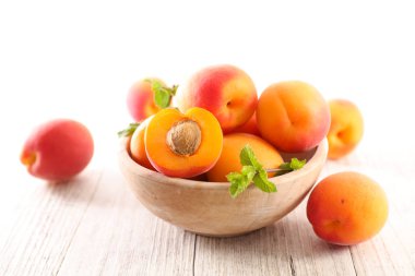 arka plan üzerinde taze kayısı, kase, yakın çekim